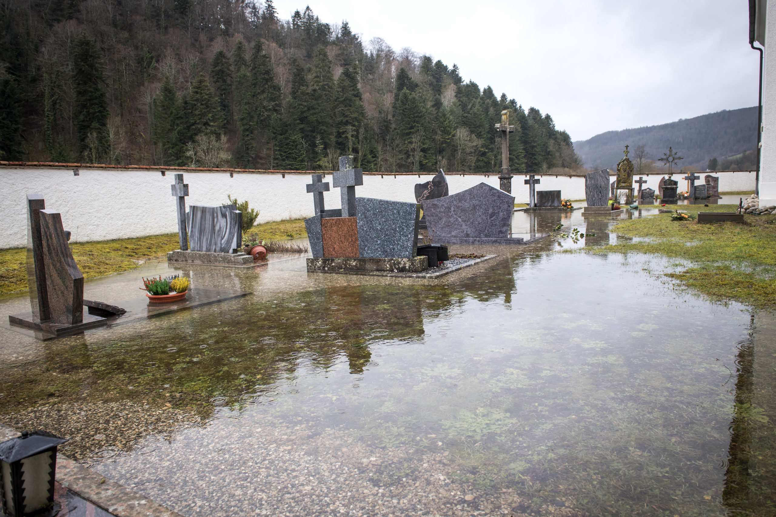 01.02.2021, La Motte , Crue du Doubs et inondations au cimetière de la Motte le long du Doubs dans le JuraPhoto Jean-Guy Python
