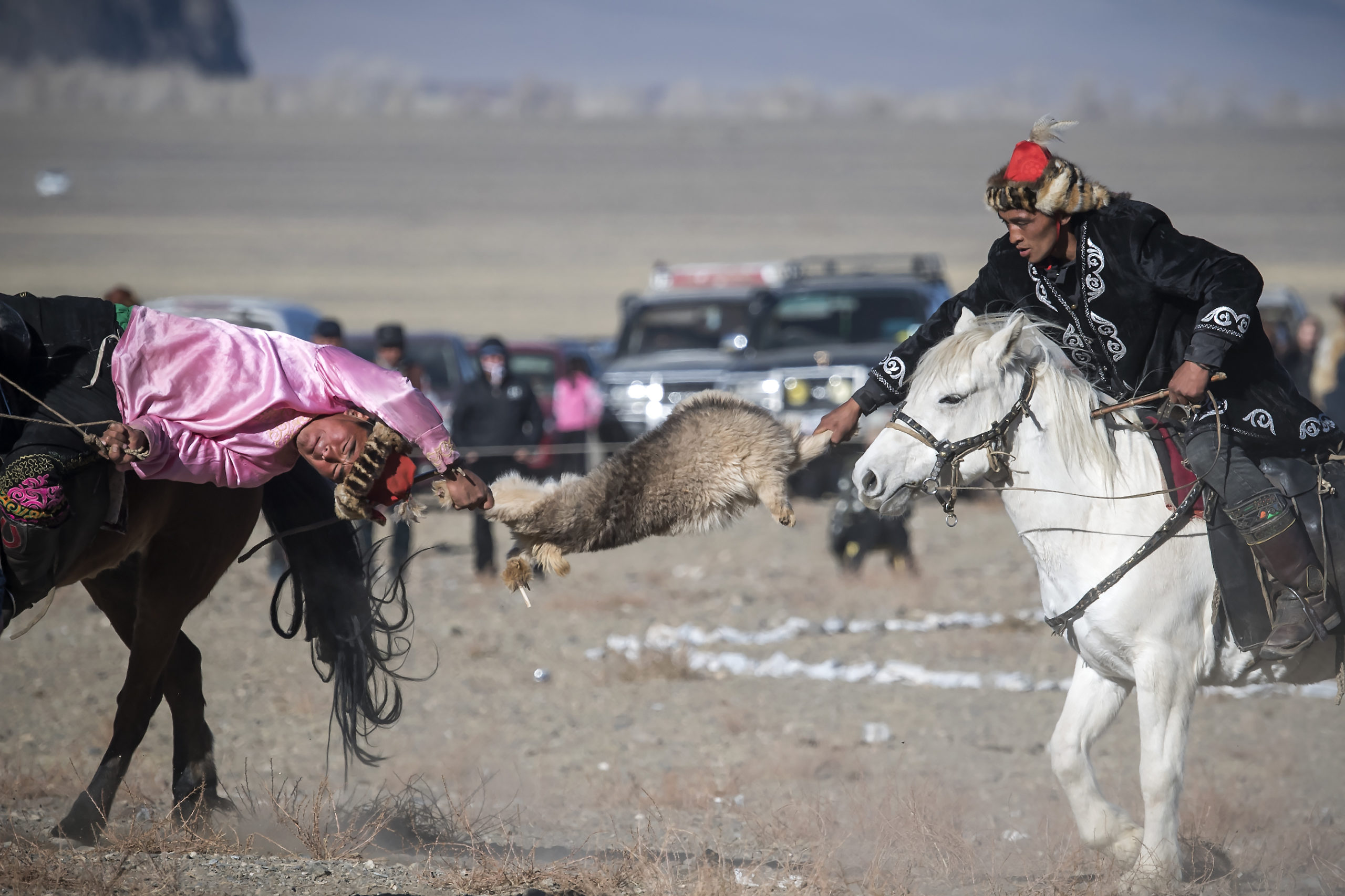 6.7.10.2018. Olgyi; Festival des aigles en Mongolie. Une des epreuves du week end est une sorte de Bushkashi appele Kykbar en Mongolie. Un duel entre deux cavaliers qui se disputent une carcasse de chevre Photo Jean-Guy Python