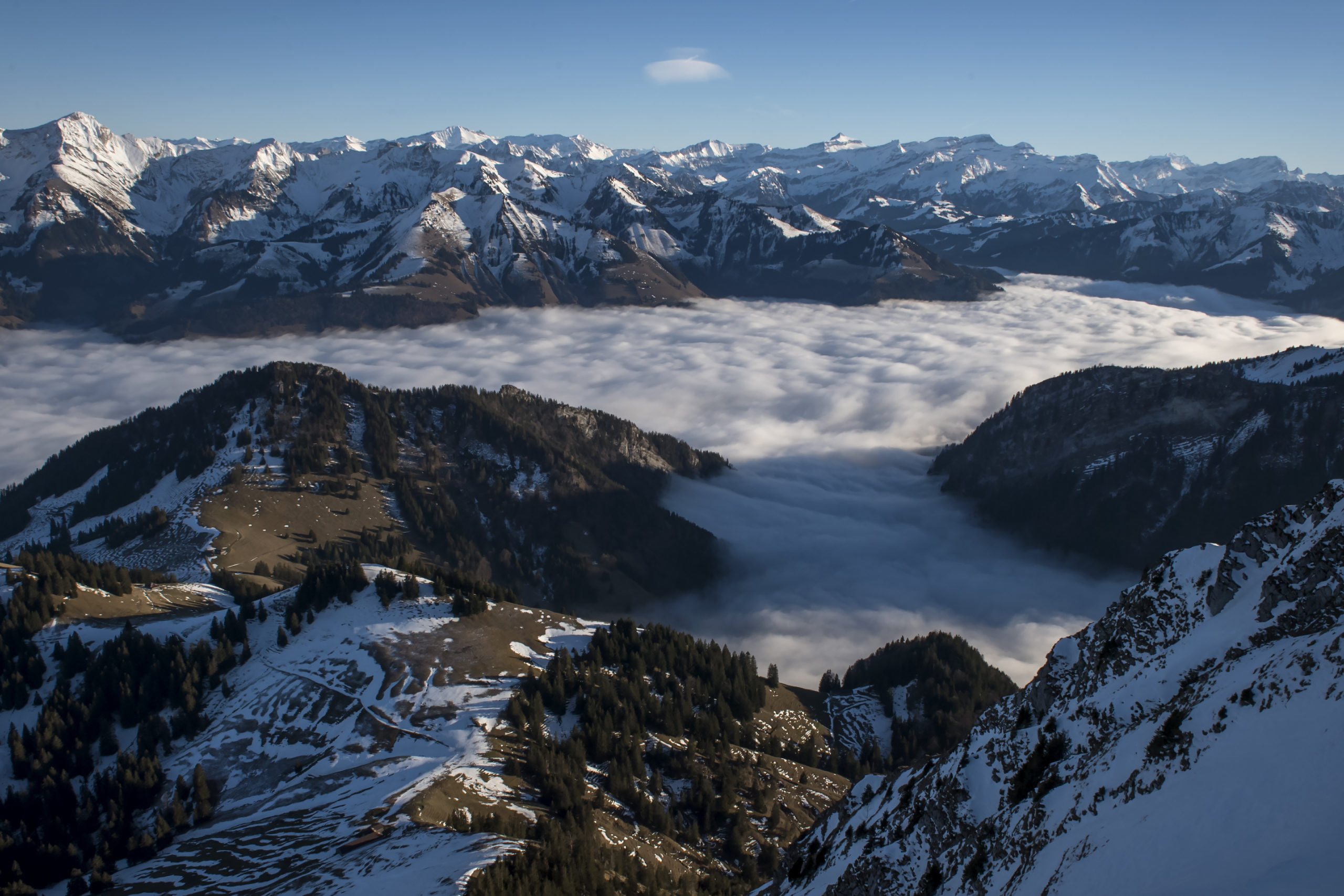 Moleson,01 01. 2019. Premier jour de l annee, Mer de brouillard sur le plateau suisse vue depuis le Moleson ( 2000 m.) en Gruyere.  Au fond les sommets des alpes vaudoises et valaisannes
Photo  Jean-Guy Python